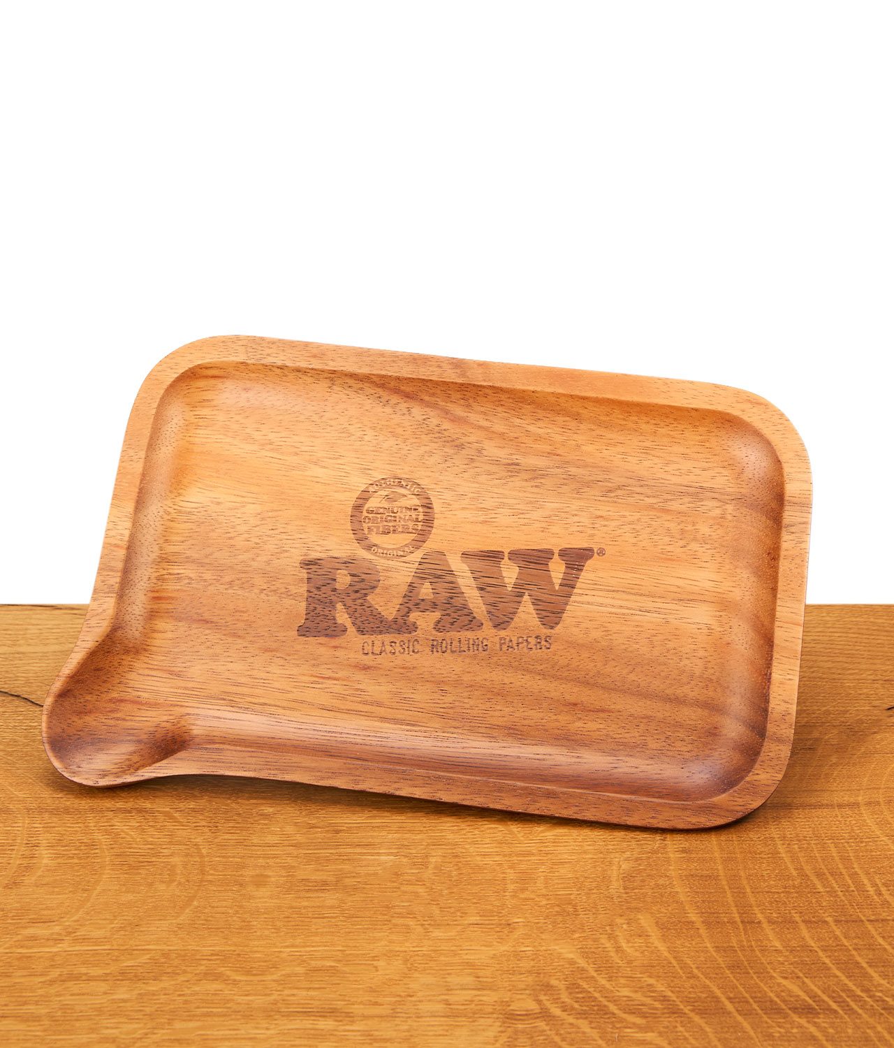 raw-wooden-mixing-tray-jpg Hellbraunes RAW Rolling Tray aus Holz. Glatte Drehunterlage mit natürlicher Maserung, eingraviertem Logo und einer offenen Einfüll-Ecke.