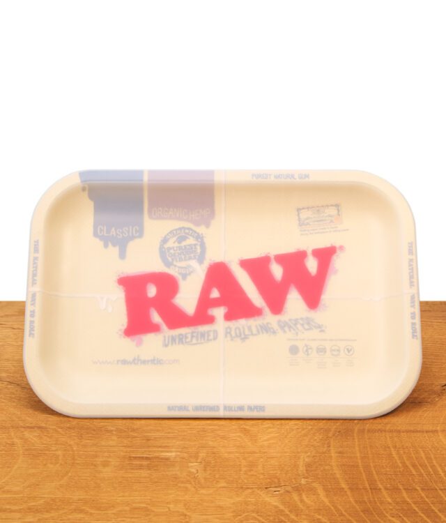 RAW Dab Rolling Tray mit halbtransparentem Silikonschutz auf einem Holztisch. Das klassische RAW-Logo scheint durch.