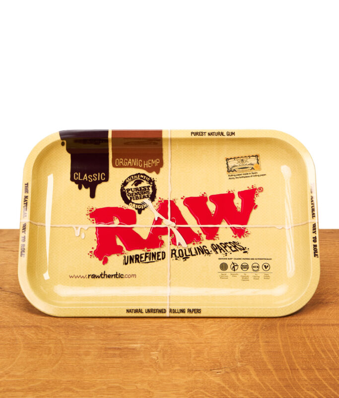 Dab Rolling Tray aus Metall im klassischen Vintage-Design mit bedruckter Oberfläche für unraffinierte Blättchen.