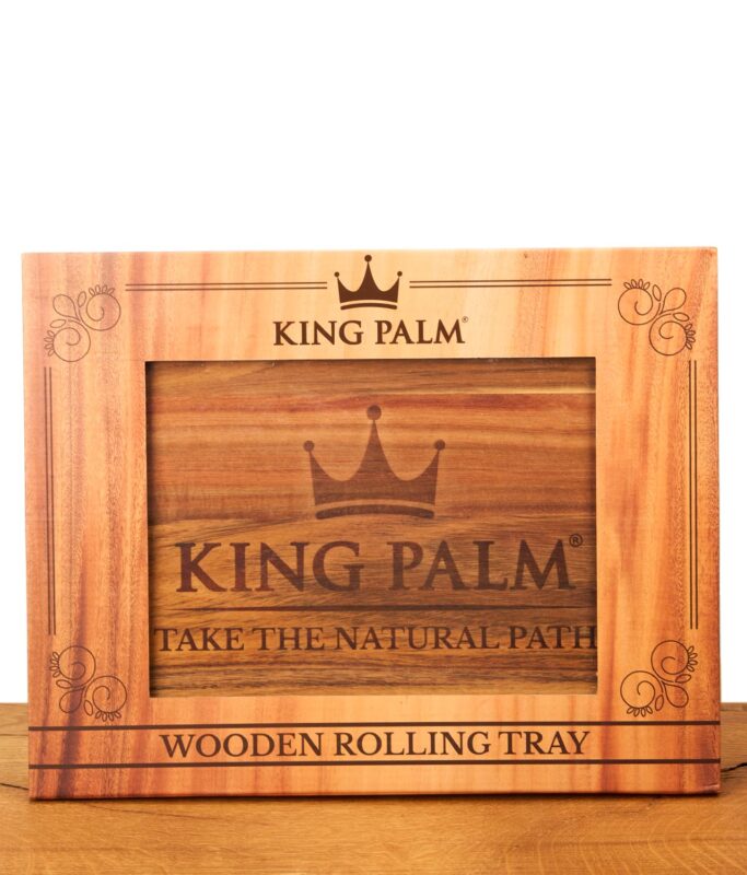Frontansicht der King Palm Wooden Rolling Tray Verpackung. Karton in Holzoptik mit Sichtfenster auf das innenliegende Echtholz-Tray.
