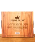 Rückseite der Umverpackung des King Palm Wooden Rolling Trays. Bedruckter Karton in Holzoptik mit Marken-Slogan und Barcode.