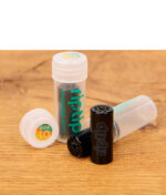 Schwarze RipTip Jet Black Glasfilter in Dose und stehend auf Holz