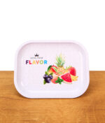 King Palm Rolling Tray Flavor Mini aus Metall auf einem Holztisch. Weißes Drehtablett mit erhöhtem Rand, bunter Fruchtgrafik und Logo.