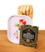 King Palm Rolling Tray Flavor Mini aus weißem Metall, hochkant präsentiert mit hölzerner Gliederhand und schwarzem Echtheitszertifikat.