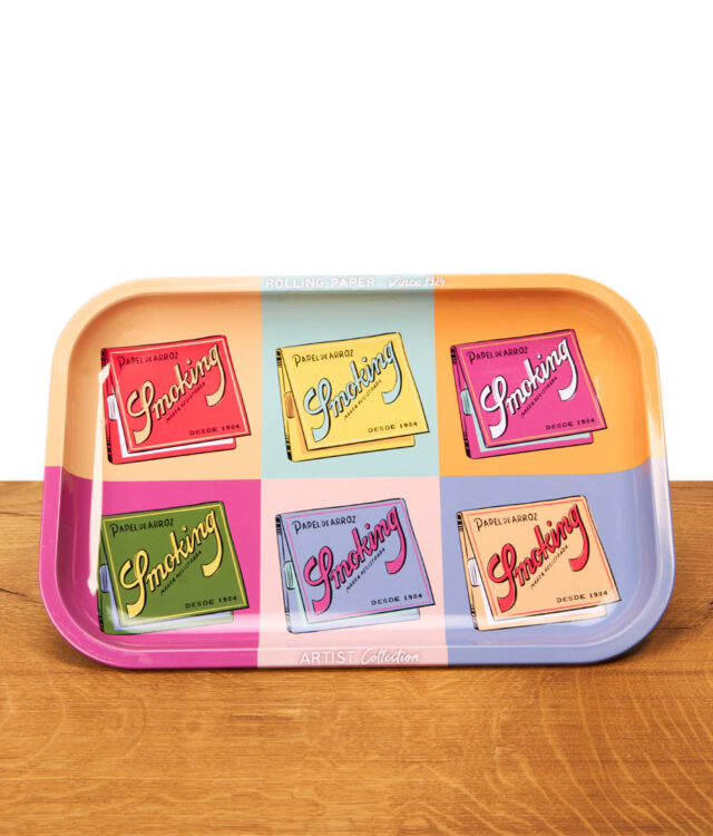 Smoking Rolling Tray Artist Collection aus Metall mit sechs bunten Retro-Motiven von Smoking-Blättchen im Pop-Art-Stil auf einem Holztisch.