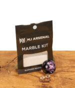 MJ Arsenal Blender Marble Kit mit lilafarbener Borosilikatglas-Marble und zwei klaren Terp Pearls vor der Verpackung auf Holz.