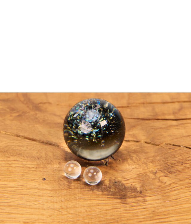 MJ Arsenal Terp Blender Murmel Kit in der Farbe Galaxy mit gemusterter Glas-Marble und zwei klaren Terp Pearls auf einem Holztisch.