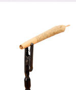 King Palm Joint Halter aus Metall in der Nahaufnahme; die gezahnte Klemme greift sicher das Filterende eines Joints.