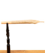 Schwarze King Palm Joint Halterung aus Metall fixiert einen Joint waagerecht in einer klassischen Krokodilklemme.