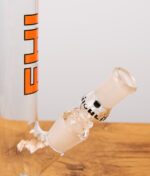 Transparenter Aktivkohleadapter für Bongs aus Glas, einsatzbereit in den genormten Schliff einer Glasbong eingesetzt.