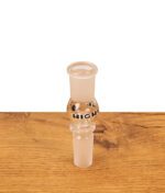 Schmaler Highline NS14 Adapter aus klarem Glas mit schwarzem Logo, aufrecht stehend auf einer Holzoberfläche.