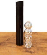 Schwarzer Vaporizer auf einer Holzfläche neben dem abgenommenen Big Fun Bubble Top für Puffco Pivot mit irisierendem Glas-Finish.