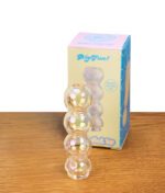 Big Fun Bubble Top für Puffco Pivot aus irisierendem Glas. Der dreiteilige Kugel-Aufsatz steht auf Holz vor der bunten Originalverpackung.
