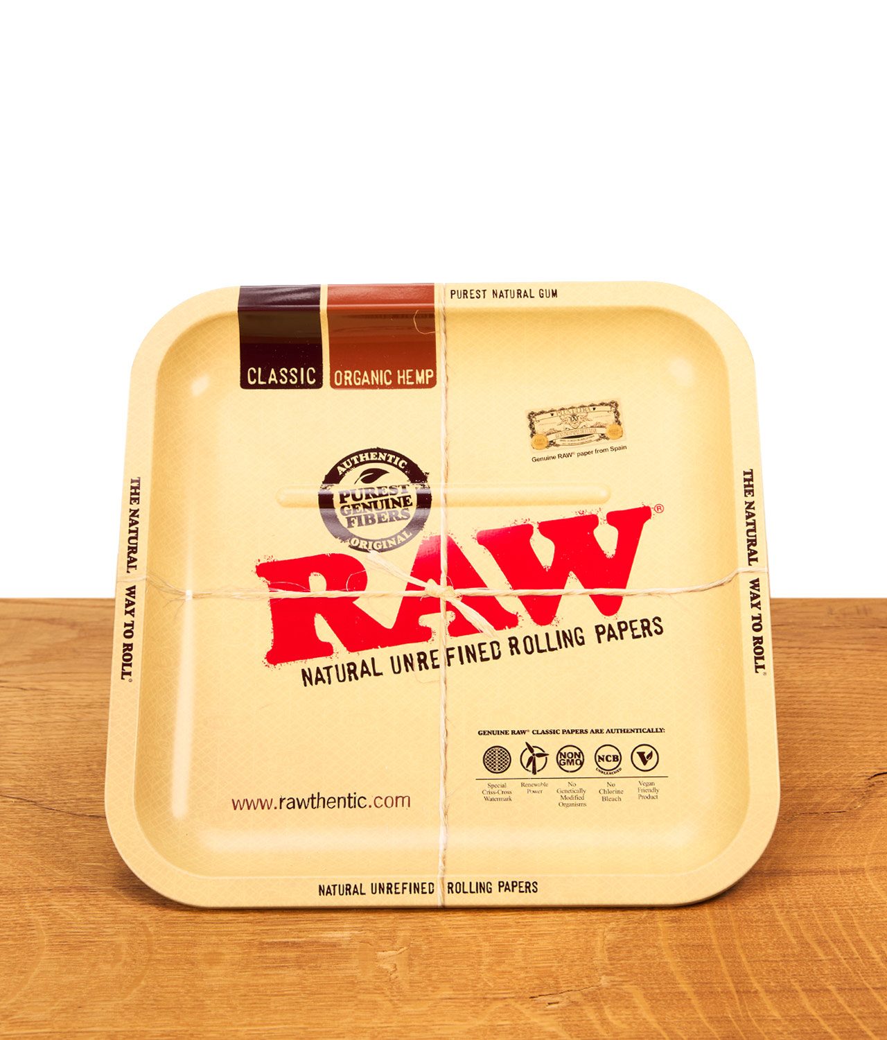 raw-square-rolling-tray-classic-jpg Quadratisches RAW Square Rolling Tray Classic aus Metall im typischen Papier-Design. Die Drehunterlage liegt auf einem Holztisch.
