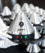 Aufnahme aus der Storz & Bickel Fabrik für Volcano Classic Vaporizer mit vielen silbernen Geräten.