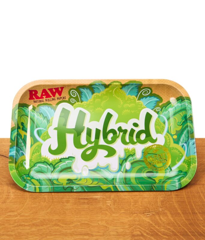 RAW Hybrid Rolling Tray aus Metall mit grünem Cannabis-Design und erhöhtem Rand auf einem Holztisch.