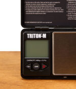 Nahaufnahme des LCD-Displays und der Bedientasten der MyWeigh Triton-M Präzisionswaage mit Edelstahl-Wiegefläche.