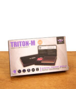 OVP der MyWeigh Triton-M digitale Taschenwaage bis 400g mit 0,01g Präzision auf Holzhintergrund.