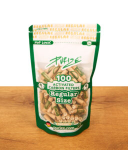 Purize Regular Size Organic 100er Pack Aktivkohlefilter (9 mm) im wiederverschließbaren Standbeutel auf Holzoberfläche.