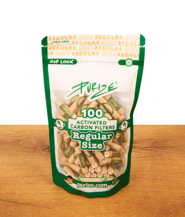 Purize Regular Size Organic 100er Pack Aktivkohlefilter (9 mm) im wiederverschließbaren Standbeutel auf Holzoberfläche.