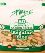 Detailansicht der Purize Regular Size Organic Aktivkohlefilter aus ungebleichtem Papier im Sichtfenster des 50er Packs.