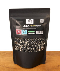 Kailar Big Size 9mm Cellulose Aktivkohlefilter im schwarzen 420er Standbeutel auf Holzoberfläche.