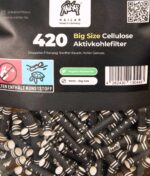 Detailansicht der Kailar Big Size 9mm Cellulose Aktivkohlefilter mit schwarzem Papier im Beutelfenster.