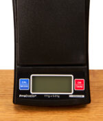 Detailansicht der ProScale 111 Feinwaage mit LCD-Display, CAL- und TARE-Tasten sowie der Kapazitätsangabe 111g x 0.01g.