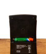 Rückseite der ProScale 111 Digitalwaage mit geöffnetem Batteriefach für zwei AAA-Batterien.
