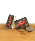 Einzelne RAW Black Extra Wide Filtertips nebeneinander stehend als Teil der Box