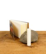 Gedrehter RAW Black Extra Wide Tip steht vor naturstein mit Packung im Hintergrund