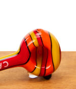 Detailansicht vom Pfeifenkopf der rot-gelben Calvo Unique Spoon Pipe Glaspfeife mit Kickloch.