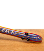Detailansicht des Pfeifenstiels der Calvo Unique Spoon Pipe mit weißem Schriftzug und Rollstopp-Noppen.