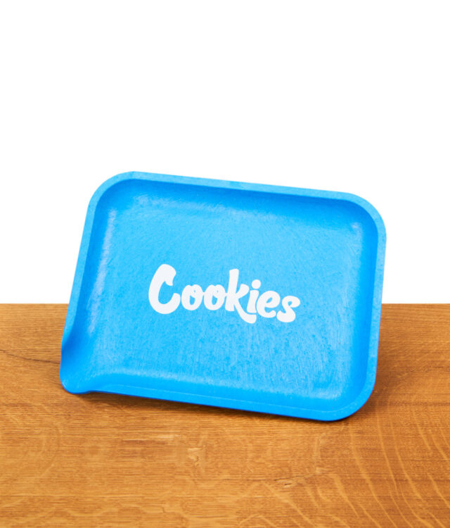 Santa Cruz x Cookies Rolling Tray aus blauem Hanf-Biokunststoff mit weißem Logo auf einer Holzoberfläche.