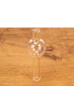 Kugel Carb Cap von Black Leaf für Dabbing Quarzbanger einzeln auf Holz stehend.