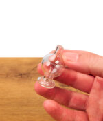 Hand hält Bubble Carb Cap von Black Leaf umgedreht in der Hand um Größe zu veranschaulichen