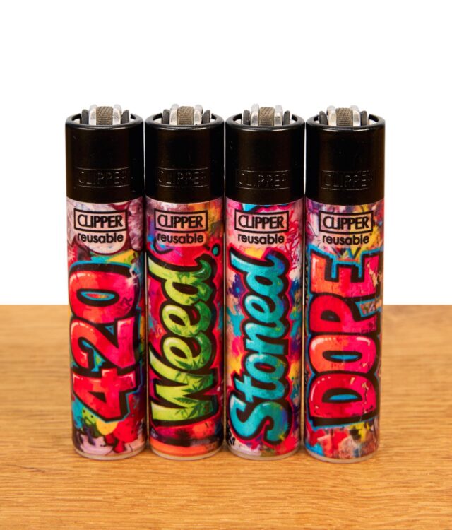 Vier nachfüllbare Clipper FFX 420 Wallz Feuerzeuge als komplette Serie mit bunten Graffiti-Schriftzügen auf Holz.