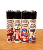 Vier nachfüllbare Clipper FFX 420 Kritzel #2 Feuerzeuge als komplette Serie mit tierischen Comic-Motiven auf Holz.