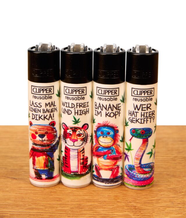 Vier nachfüllbare Clipper FFX 420 Kritzel #2 Feuerzeuge als komplette Serie mit tierischen Comic-Motiven auf Holz.