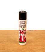 Nachfüllbares Clipper FFX 420 Kritzel #2 Gasfeuerzeug mit Tiger-Motiv und Spruch „Wild, frei und high“ auf Holz.