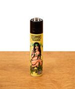Nachfüllbares Clipper FFX Mary Janes Feuerzeug mit schwarzhaarigem „Black Hair Jane“-Pin-up-Motiv auf Holzplatte.