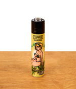Wiederbefüllbares Clipper FFX Mary Janes Gasfeuerzeug mit blondem „Blonde Jane“-Pin-up-Motiv auf einer Holzplatte.