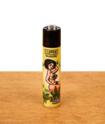 Nachfüllbares Clipper FFX Mary Janes Reibradfeuerzeug mit dunkelhäutigem „Afro Jane“-Pin-up-Motiv auf Holz.