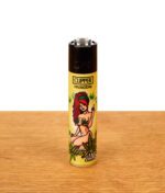 Wiederbefüllbares Clipper FFX Mary Janes Gasfeuerzeug mit rothaarigem „Ginger Jane“-Pin-up-Motiv auf Holz.