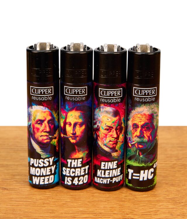 Vier nachfüllbare Clipper FFX The Royal Puff Feuerzeuge als komplette Sammlerserie mit historischen Pop-Art-Motiven auf Holz.