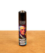 Wiederbefüllbares Clipper FFX The Royal Puff Feuerzeug mit George-Washington-Motiv und Aufdruck „Pussy Money Weed“ auf Holzplatte.