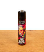 Wiederbefüllbares Clipper FFX The Royal Puff Gasfeuerzeug mit buntem Mozart-Motiv und Spruch „Eine kleine Nacht-Puff“ auf Holz.