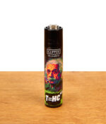 Nachfüllbares Clipper FFX The Royal Puff Feuerzeug mit buntem Albert Einstein Motiv und „T=HC“-Schriftzug auf einer Holzplatte.