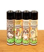 Vier nachfüllbare Clipper Stoned Animals #3 Feuerzeuge als komplette Sammlerserie mit Comic-Tier-Motiven auf Holz.