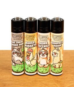 Vier nachfüllbare Clipper Stoned Animals #3 Feuerzeuge als komplette Sammlerserie mit Comic-Tier-Motiven auf Holz.